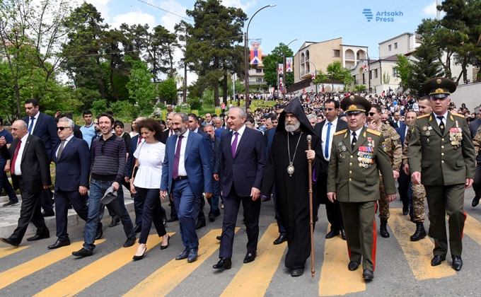 Новоизбранный премьер-министр Армении Никол Пашинян принял участие в торжественном шествии, посвященному майским праздникам в Степанакерте (фото)