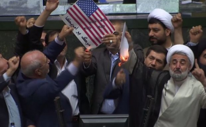 Иранские парламентарии сожгли ядерное соглашение
