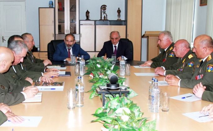 Министр обороны Арцаха представил Николу Пашиняну и Бако Саакяну оперативную обстановку на линии фронта

