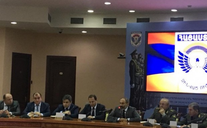 Премьер-министр Армении представил комсоставу Минобороны новоназначенного министра Давида Тонояна

