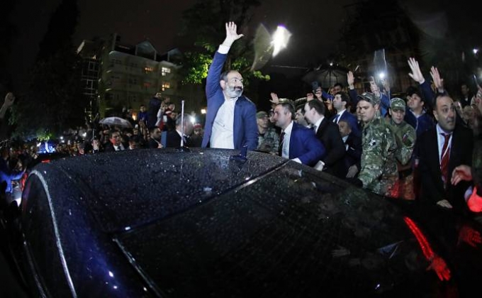 Armenia PM arrives in Sochi, welcomed by local Armenian community
