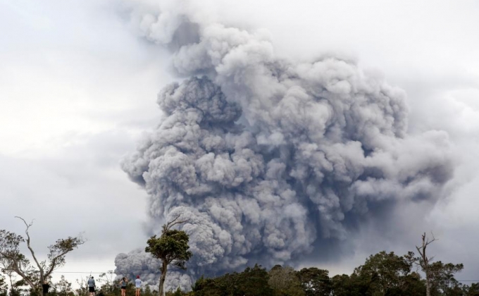 Ash cloud from Hawaii volcano sparks red alert for aviation