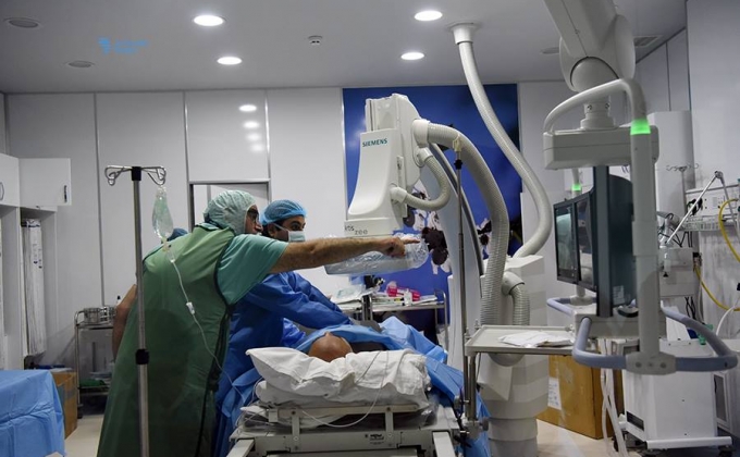 Австрийский врач армянского происхождения проводит бесплатные операции в Степанакерте