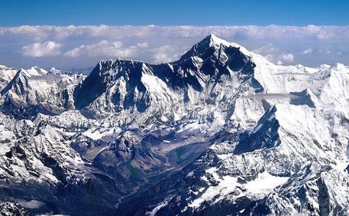 Два иностранных альпиниста погибли при попытке восхождения на гору Эверест
