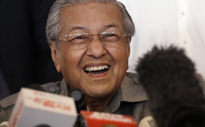 Новый премьер Малайзии понизит зарплату министрам, пишут СМИ
