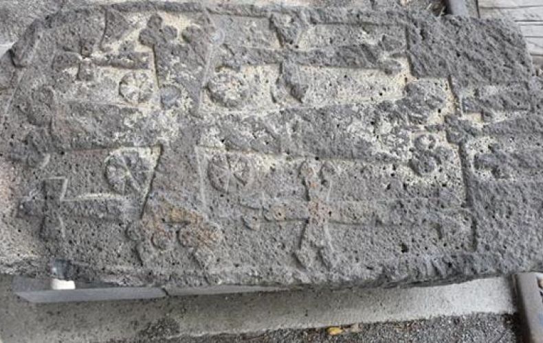 Թուրքիայում ճանապարհային հանգստյան կետերից մեկի պատին հայկական խաչքար է հայտնաբերվել