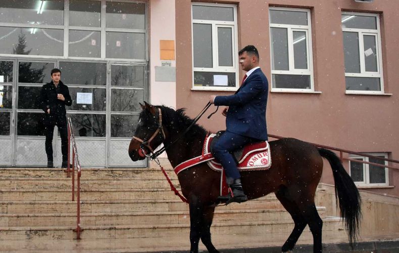 Թուրքիայում համայքապետի թեկնածուն ձիով է գնացել ընտրատեղամաս

