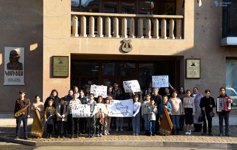 «Откройте дорогу жизни»: В музыкальной школе имени Комитаса в Степанакерте состоялся флешмоб