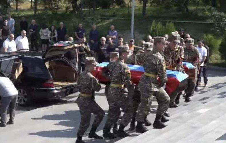 В военном пантеоне «Ераблур» проходит церемония похорон мэра города Мартуни Азнавура Сагяна