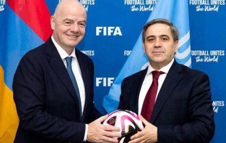 Президент ФФА встретился в Париже с президентом ФИФА