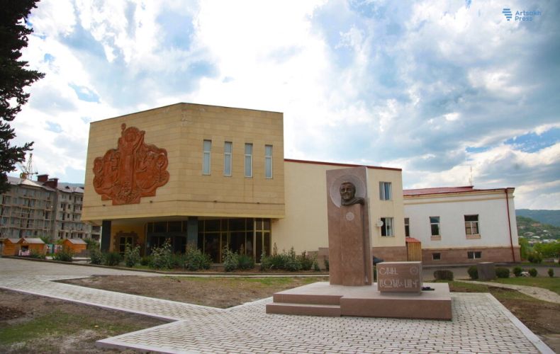 Азербайджанцы демонтировали памятник Шарлю Азнавуру в Степанакерте