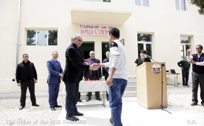 Президент Саакян принял участие в торжественной церемонии сдачи в эксплуатацию многоквартирного здания в городе Ковсакан