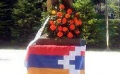 Болельщики сербского «Партизана» задрапировали постамент памятника Гейдара Алиева в Белграде флагом Арцаха