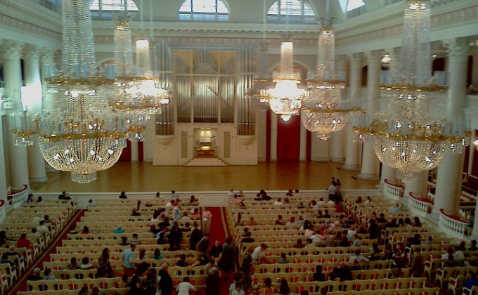 В Санкт-¬Петербурге состоялся праздничный концерт под управлением дирижера Миграна Агаджаняна