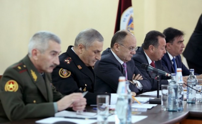 Armenia Defense Minister gives instructions to military police