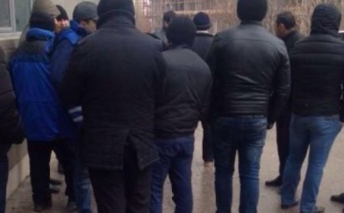 Ադրբեջանում ոստիկանական բրիգադներ են հանվել Ալիեւներին պատկանող ընկերությունից իրենց աշխատավարձը պահանջողների դեմ
