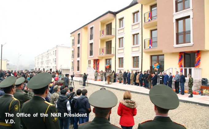 Նախագահը Մատաղիսում մասնակցել է ՊԲ զինծառայողների համար նոր շենքի բնակարանամուտի արարողությանը