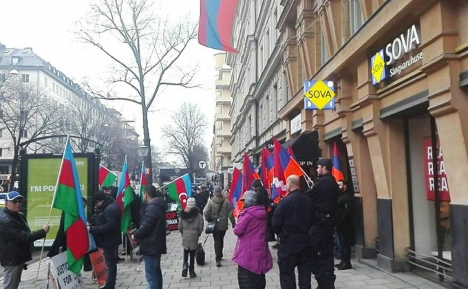 Swedish-Armenians greet Azerbaijani protestors with Nagorno-Karabakh flags