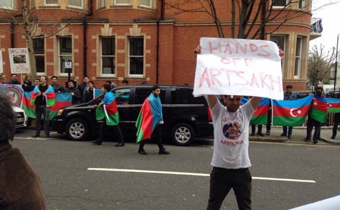 Ձեռքներդ հեռու Արցախից. հայ երիտասարդի բողոքի ցույցը Լոնդոնում