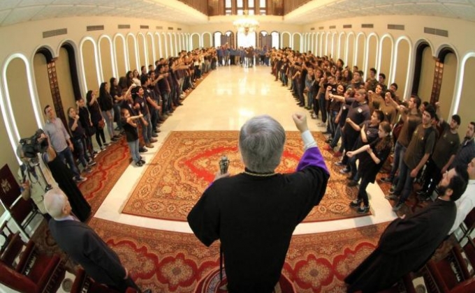 Catholicos Aram I sings “Armenians, join” with Lebanese Youth and expresses support to Artsakh