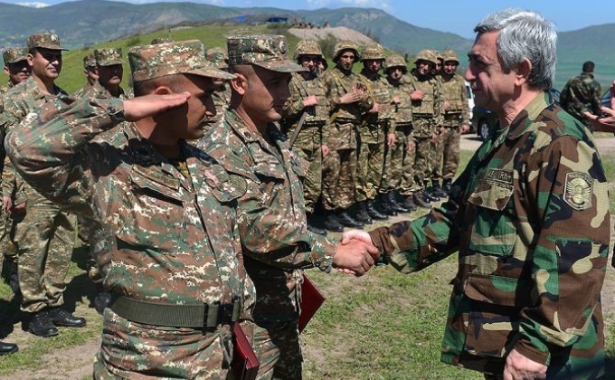 ԼՂՀ և ՀՀ նախագահները այցելել են ՊԲ զորամաս և պարգևատրել մի խումբ զինծառայողների (լուսանկարներ)