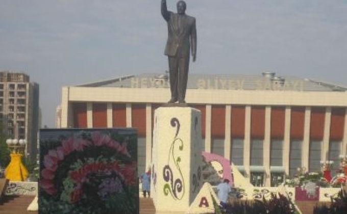 В центре Баку осквернен памятник Гейдару Алиеву