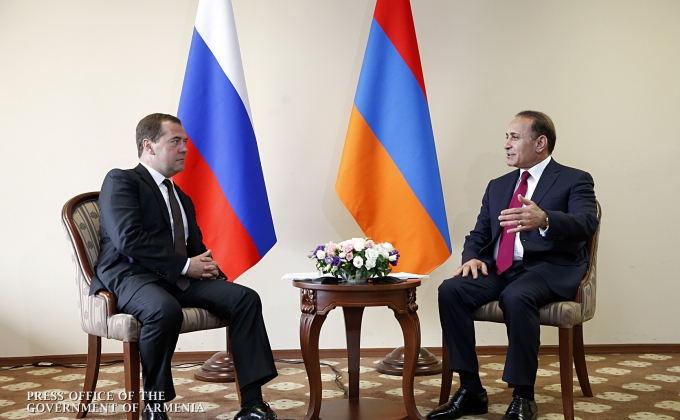 PM Abrahamyan discusses situation in Upper Lars checkpoint with Russian PM Medvedev
