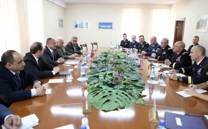 И.о. министра обороны Сейран Оганян принял делегацию ВС  США