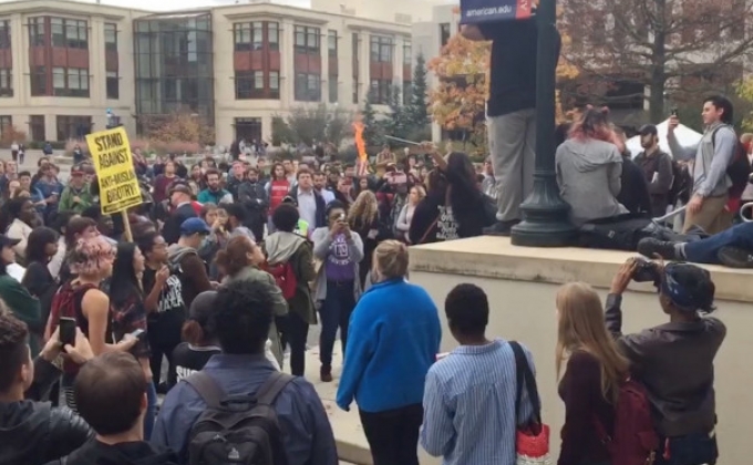 Դոնալդ Թրամփի դեմ ցույցի դուրս եկած ուսանողներն ԱՄՆ դրոշներ են վառել