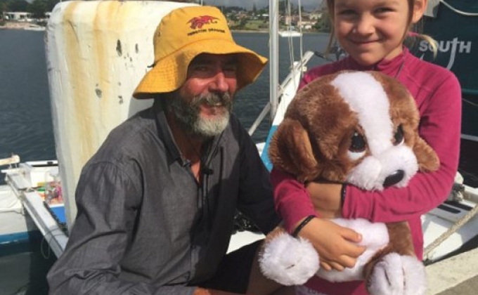 Նորզելանդացին և նրա դուստրը ողջ են մնացել 1 ամիս ջարդված զբոսանավով բաց ծովում մնալուց հետո