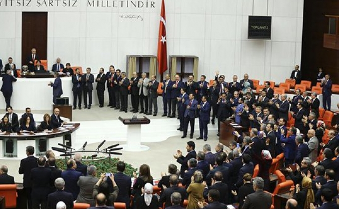 Парламент Турции одобрил поправки, расширяющие полномочия президента