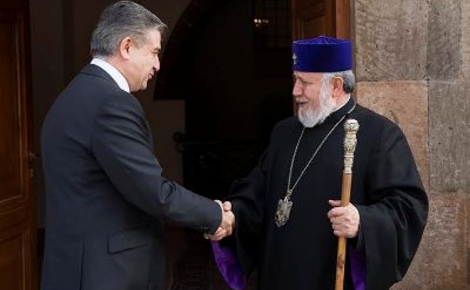 Премьер-министр Армении Карен Карапетян посетил Святой Престол в Эчмиадзине