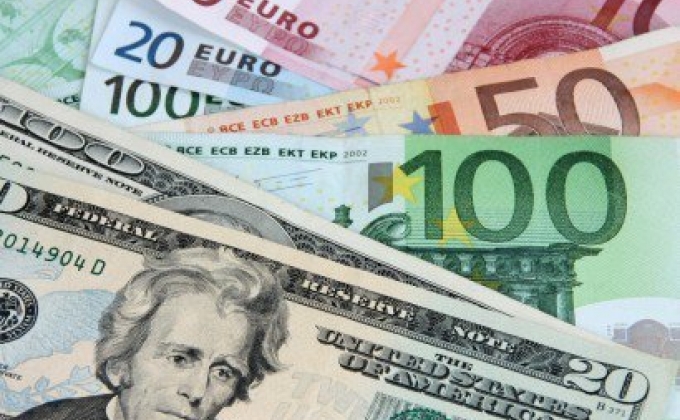 Курс доллара США повысился, а евро – понизился