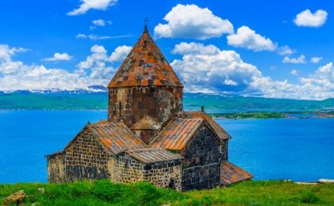 Озеро Севан в списке 19 самых потрясающих и доступных мест в Европе