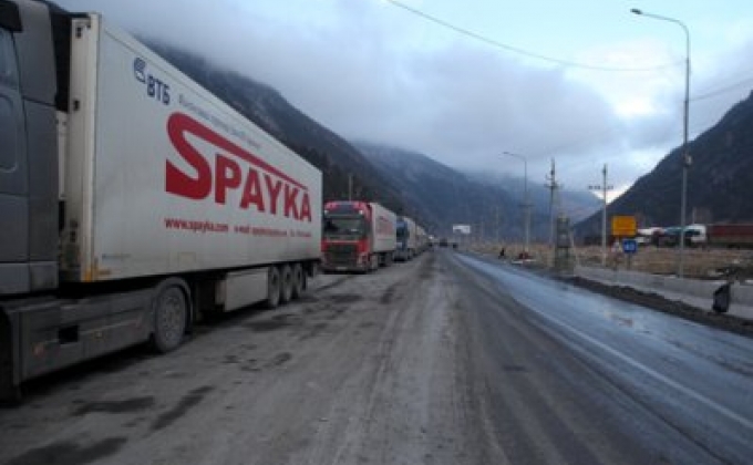 На российской стороне КПП Ларс произошло скопление грузового транспорта