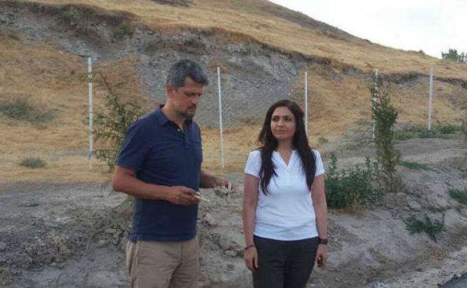 Каро Пайлян посетил армянское кладбище Вана