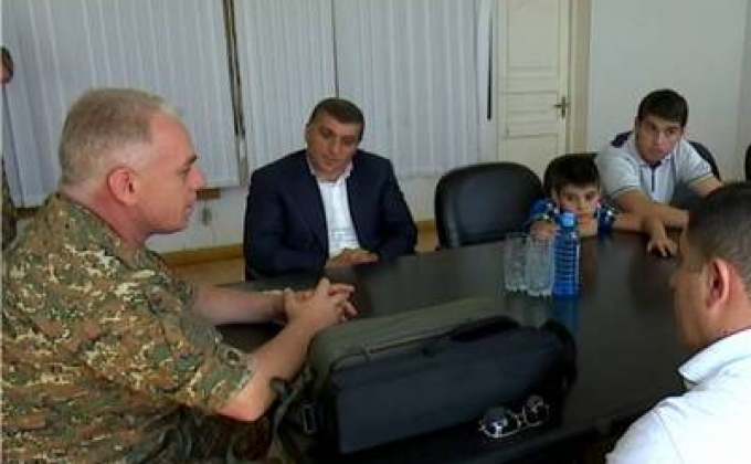 Министр обороны Карабаха и меценат армянского происхождения встретились с родными погибших в апрельской войне