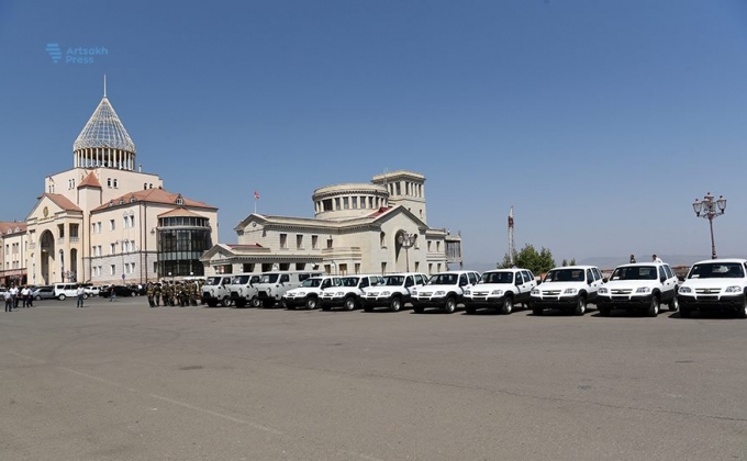 Artur Varzhapetyan donated passenger and ambulance cars to Artsakh (Photos)
