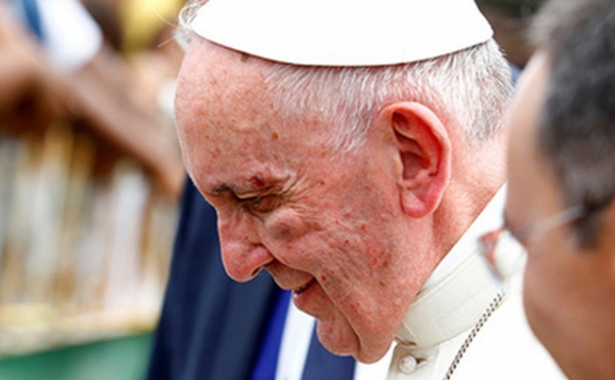 Папа Римский Франциск получил травму в папамобиле в Колумбии
