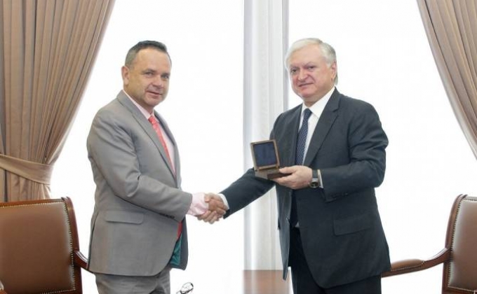 Эдвард Налбандян наградил посла Франции Почетной медалью МИД Армении