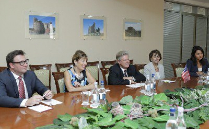 Armenian defense minister hosts delegation of US Congress