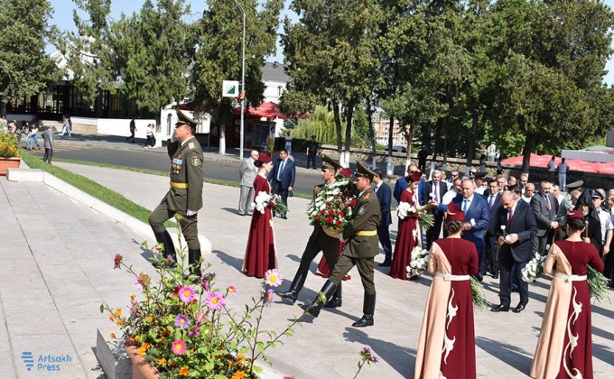 В Степанакерте торжественно отмечается День города (фотогалерея)