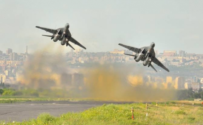 Ռուսական ռազմակայանի օդաչուները զորամասի կազմավորման 15-րդ տարեդարձը նշել են Հայաստանի երկնքում