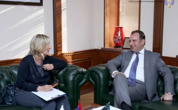 Министр обороны Армени высоко оценил сотрудничество с МККК
