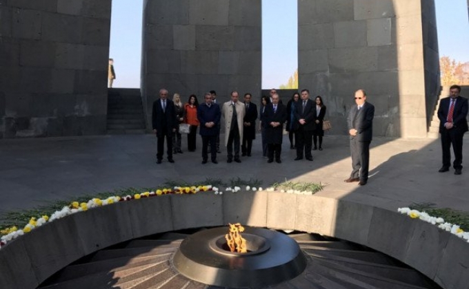 Министр иностранных дел Бразилии посетил мемориальный комплекс «Цицернакаберд»