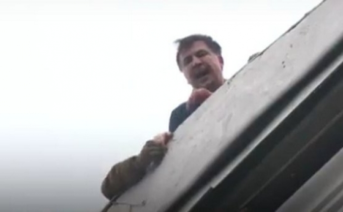 Միխայիլ Սաակաշվիլին բարձրացել է 8-հարկանի շենքի տանիքին եւ սպառնում է ցած նետվել (ֆոտո, վիդեո)