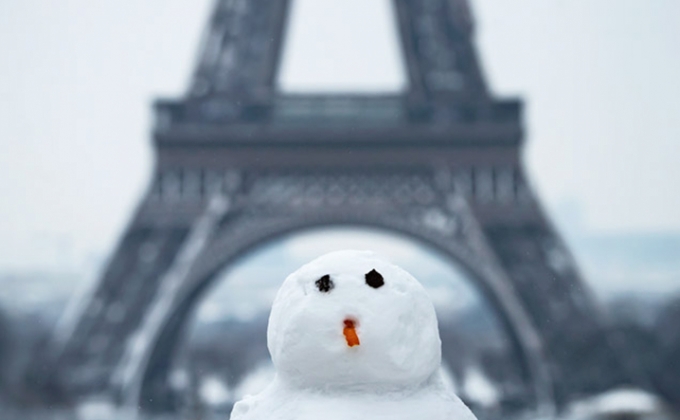 В Париже из-за снегопада остается закрытой главная достопримечательность – Эйфелева башня