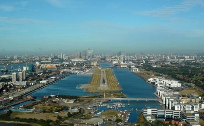 London City airport closed after WW2 bomb found in Thames