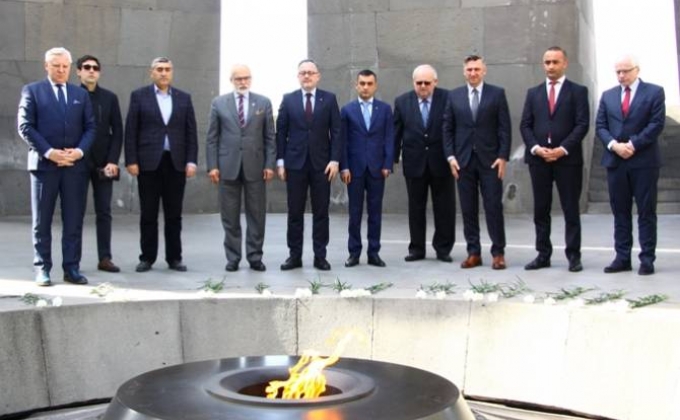 Լեհաստանի խորհրդարանական պատվիրակությունը հարգանքի տուրք մատուցեց Հայոց ցեղասպանության զոհերի հիշատակին