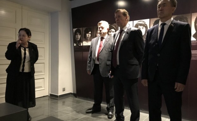 Делегация российских парламентариев посетила мемориальный комплекс «Цицернакаберд»